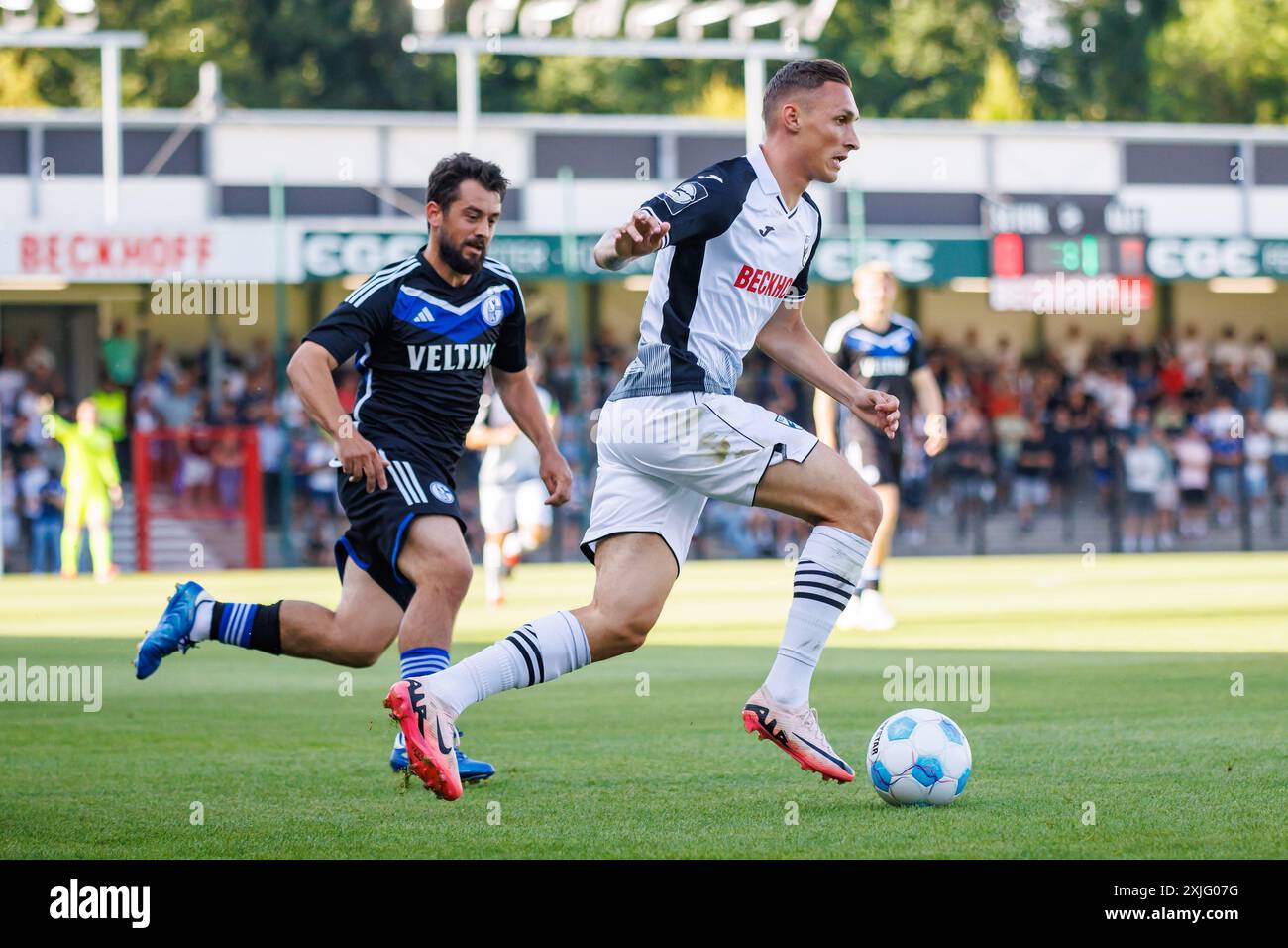 V.l. Amin Younes (FC Schalke 04, #08), Dominik Steczyk (SC Verl, #11) GER, SC Verl vs. FC Schalke 04, Fussball, Testspiel, Spielzeit 2024/2025, 18.07.2024 DFL-Vorschriften verbieten die Verwendung von Fotografen als Bildsequenzen und/oder Quasi-Video. Foto: Eibner-Pressefoto / Jan Strohdiek Stockfoto