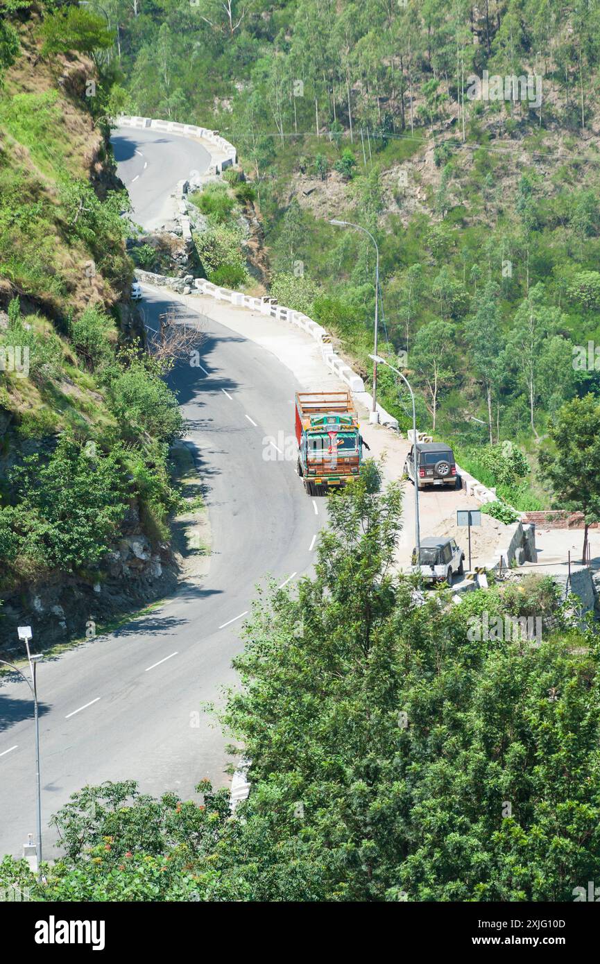 Farbenfroher Truck in der malerischen, hügeligen Landschaft von Himachal Pradesh, Indien Stockfoto