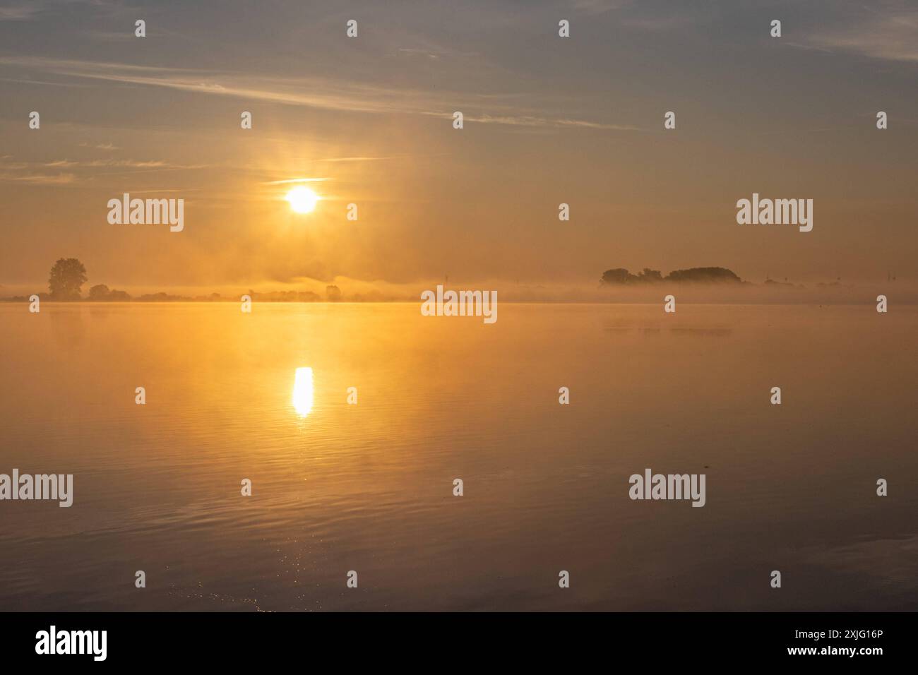 LK Diepholz, Deutschland 18. Juli 2024: Im Bild: Sonnenaufgang am Dümmer See im Landkreis Diepholz im Sommer 2024. Dümmer See Niedersachsen *** LK Diepholz, Deutschland 18 Juli 2024 im Bild Sonnenaufgang am Dümmer See im Landkreis Diepholz im Sommer 2024 Dümmer See Niedersachsen Copyright: XFotostandx/xReissx Stockfoto