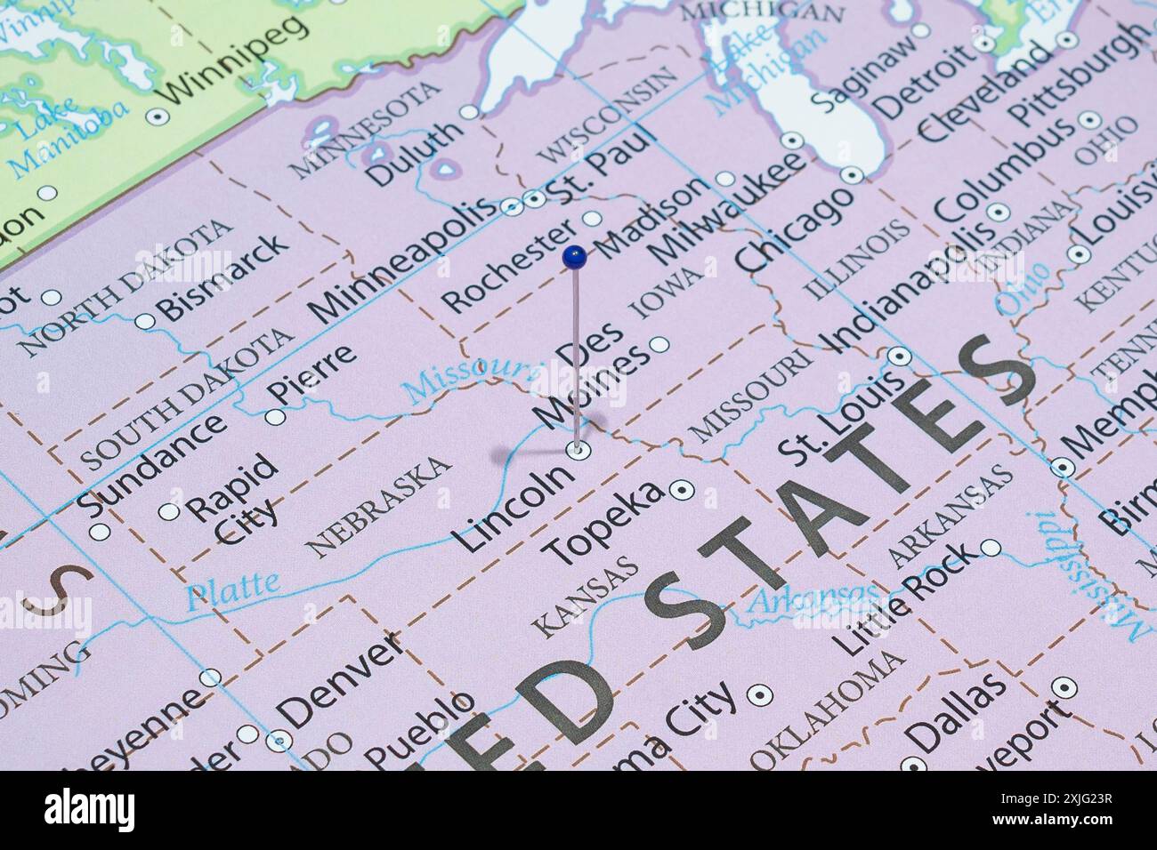 Ganz nah an einer Stadt in Lincoln mit einer blauen Nadel in die politische Landkarte der Vereinigten Staaten von Amerika Stockfoto