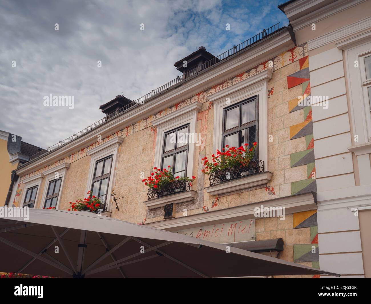 Perchtoldsdorf, Österreich - 22. JULI 2023: Fassade des alten Rathausgebäudes der Altstadt Perchtoldsdorf, Landkreis Moedling, Niederösterreich. Stockfoto