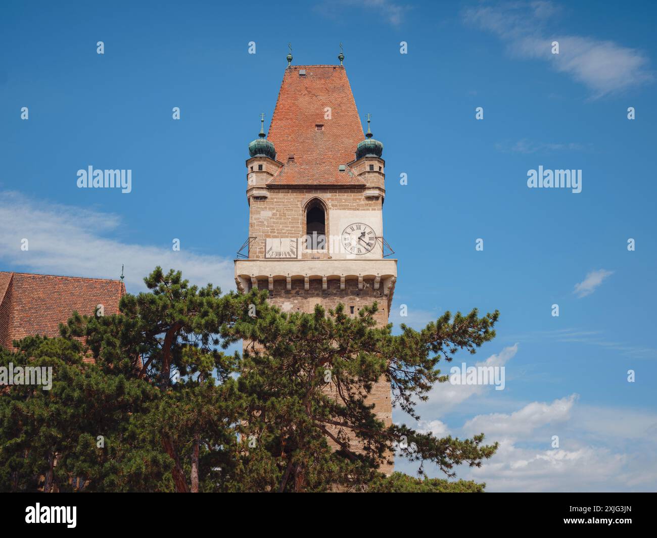 Perchtoldsdorf, Österreich - 22. JULI 2023. Historische Altstadt mit befestigtem Turm, erbaut im 15. Und 16. Jahrhundert. Stadt Perchtoldsdorf, Landkreis Moedling, Niederösterreich. Stockfoto