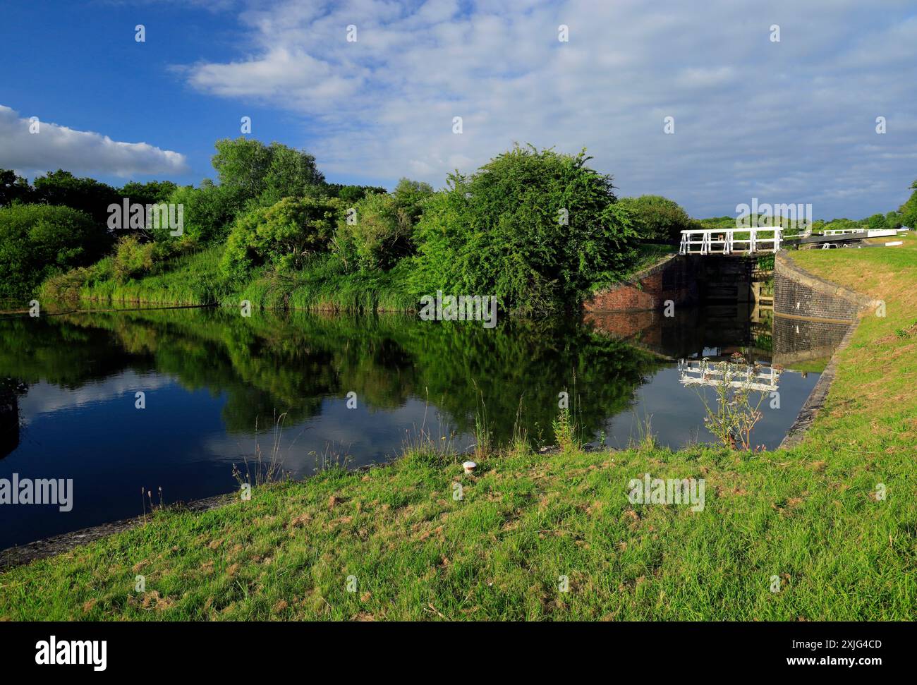 Schmales Boot auf Kennet & Avon Canal, Caen Hill Flight of Locks, Devizes, Wiltshire. Stockfoto