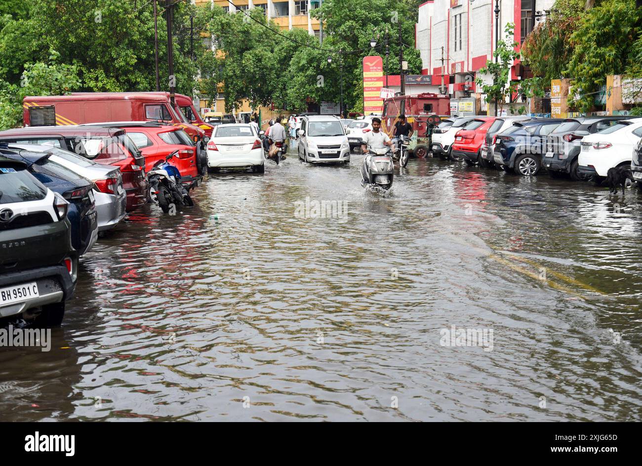 Indien. Juli 2024. GHAZIABAD, INDIEN - 18. JULI: Wasserabholzung auf dem Navyug-Markt nach starkem Regen am 18. Juli 2024 in Ghaziabad, Indien. Der starke Regen in der Landeshauptstadt Delhi und Umgebung brachte den Menschen Erleichterung von der feuchten Hitze. Die Meteorologische Abteilung sagt jedoch, dass es keine Hoffnung gibt, von der klebrigen Hitze in Delhi diese ganze Woche Erleichterung zu bekommen. (Foto: Sakib Ali/Hindustan Times/SIPA USA) Credit: SIPA USA/Alamy Live News Stockfoto