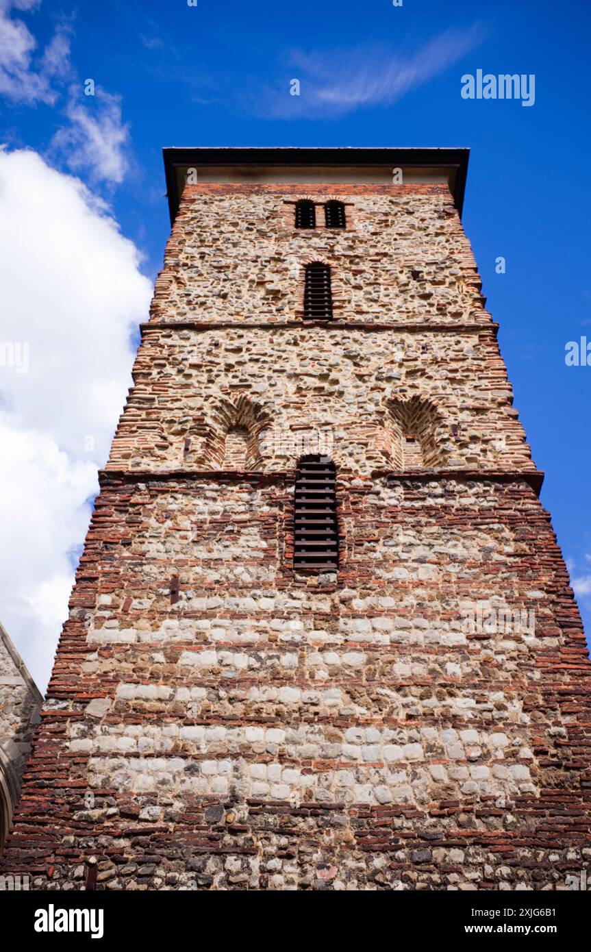 Turm der Sächsischen Dreifaltigkeitskirche in Colchester, erbaut aus wiederverwendeten Straßen, römischen Ziegeln und Steinen Stockfoto