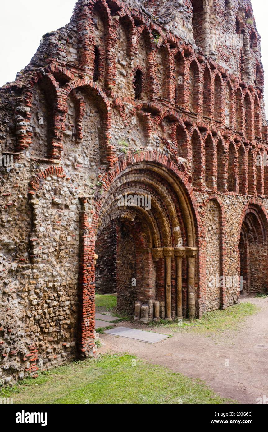 St. Boltoph's Priory Front in Colchester, erbaut aus römischen Ziegeln und Steinen Stockfoto