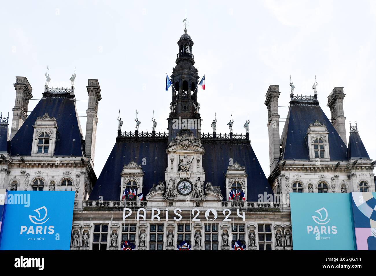 Rathaus von Paris mit Banner der Olympischen Spiele 2024 an der Fassade - Paris Stockfoto