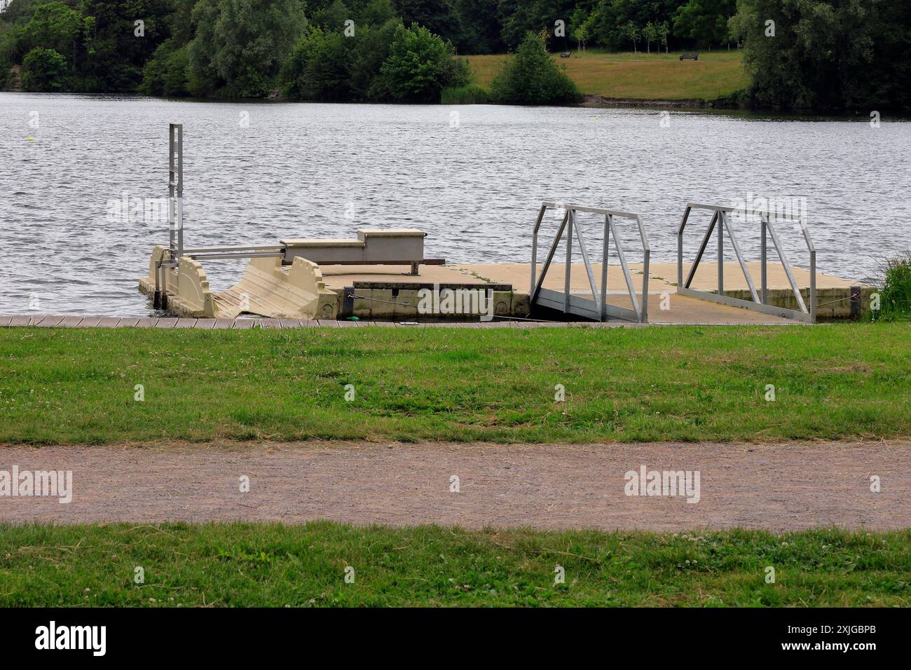 Barrierefreie Kajak-/Kanuanlage, Cosmeston Lakes Country Park und Medieval Village, South Wales. Vom Juli 2024 Stockfoto