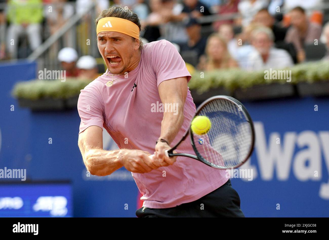 Hamburg, Deutschland. Juli 2024. Tennis: ATP Tour - Hamburg, Singles, Herren, Achtelfinale, Alexander Zverev (DEU) - Hugo Gaston (FRA): Alexander Zverev in Aktion. Quelle: Michael Schwartz/dpa/Alamy Live News Stockfoto