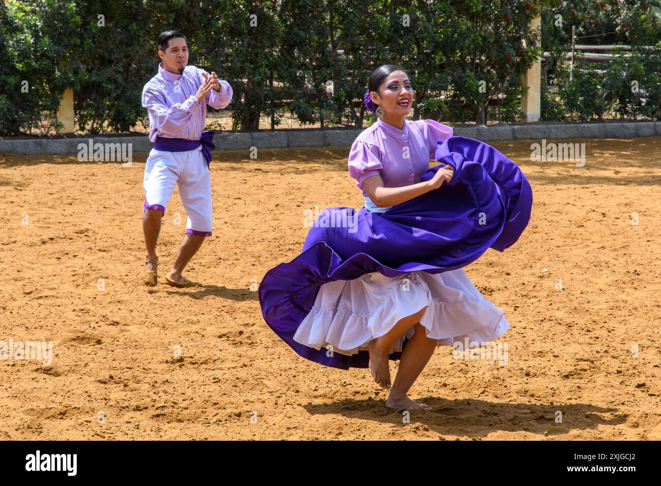 Lima, Peru - 19. März 2019: Traditionelle peruanische Tänzer treten bei einem Open-Air-Festival auf. Stockfoto