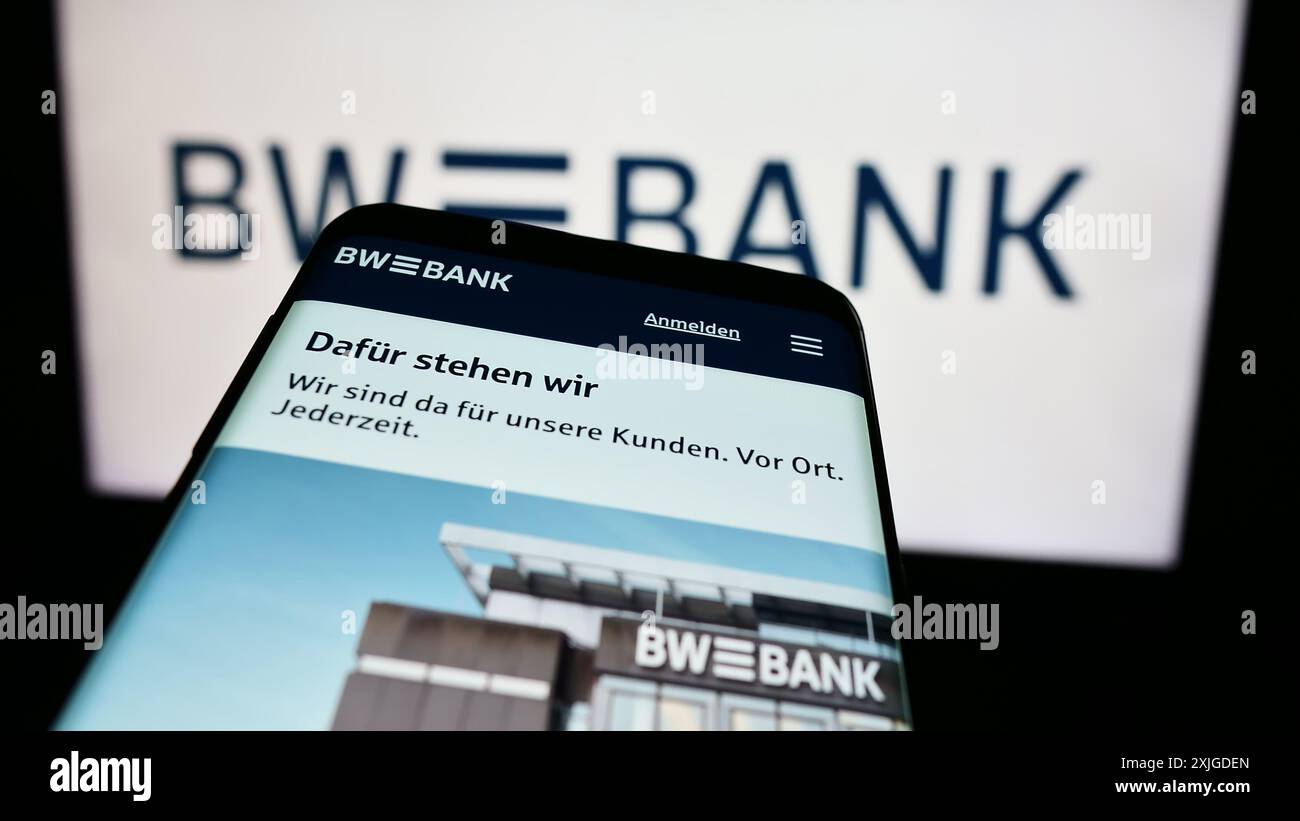 Mobiltelefon mit Website der Baden-Württembergischen Bank (BW-Bank) vor Firmenlogo. Konzentrieren Sie sich auf die Mitte des Telefondisplays. Stockfoto