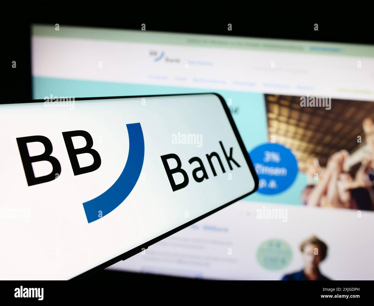 Mobiltelefon mit Logo des deutschen Finanzdienstleisters BBBank, z. B. vor der Business-Website. Fokus auf der linken Seite des Telefondisplays. Stockfoto