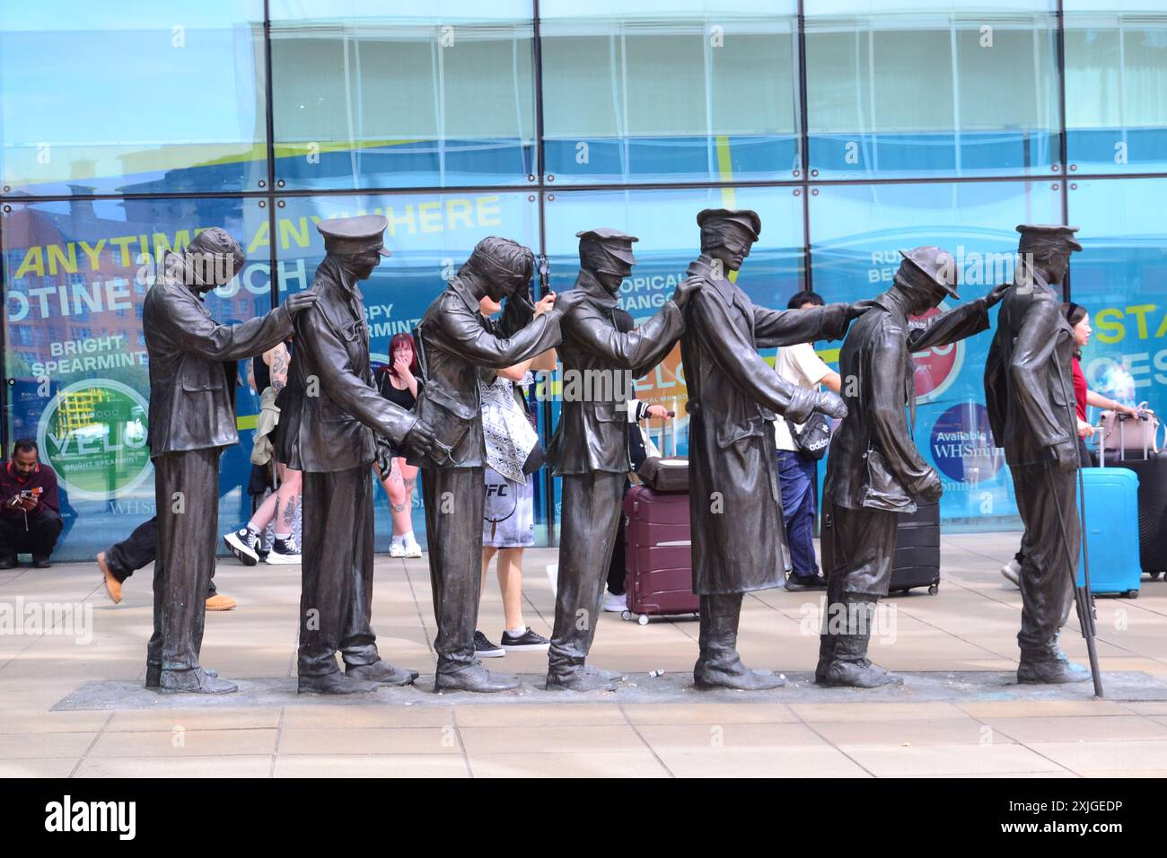 Statue von sieben blinden Soldaten, vor dem Eingang des Manchester Piccadilly Railway Station, Manchester, Großbritannien, mit dem Titel „Victory over Blindness“ Stockfoto