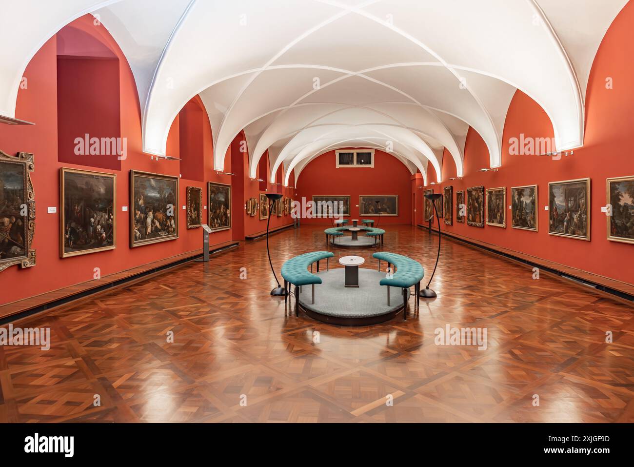 Prag, Tschechische Republik - 25. Mai 2024: Ausstellungsraum in der Gemäldegalerie der Prager Burg. Die Ausstellung bietet über hundert der schönsten Gemälde von Stockfoto