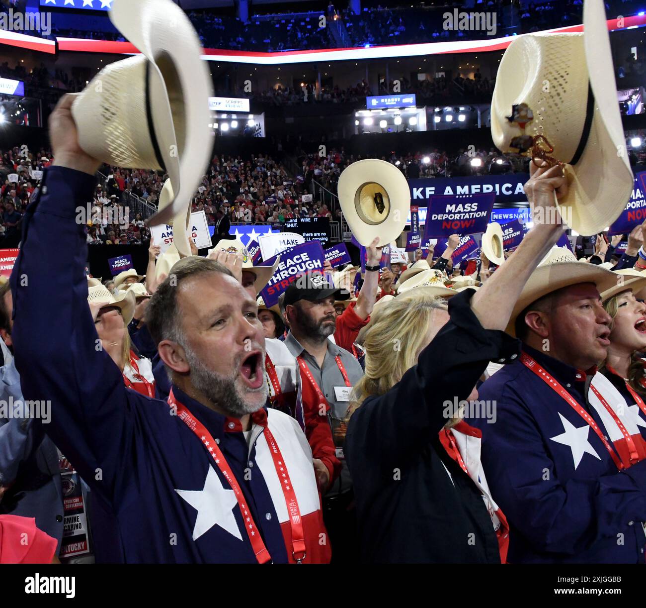 Milwaukee, Wisconsin, USA. Juli 2024. Texanische Delegierte jubeln die Ausführungen von Gouverneur Abbott am dritten Tag des Republican National Convention im Fiserv Forum. (Kreditbild: © Mark Hertzberg/ZUMA Press Wire) NUR REDAKTIONELLE VERWENDUNG! Nicht für kommerzielle ZWECKE! Stockfoto