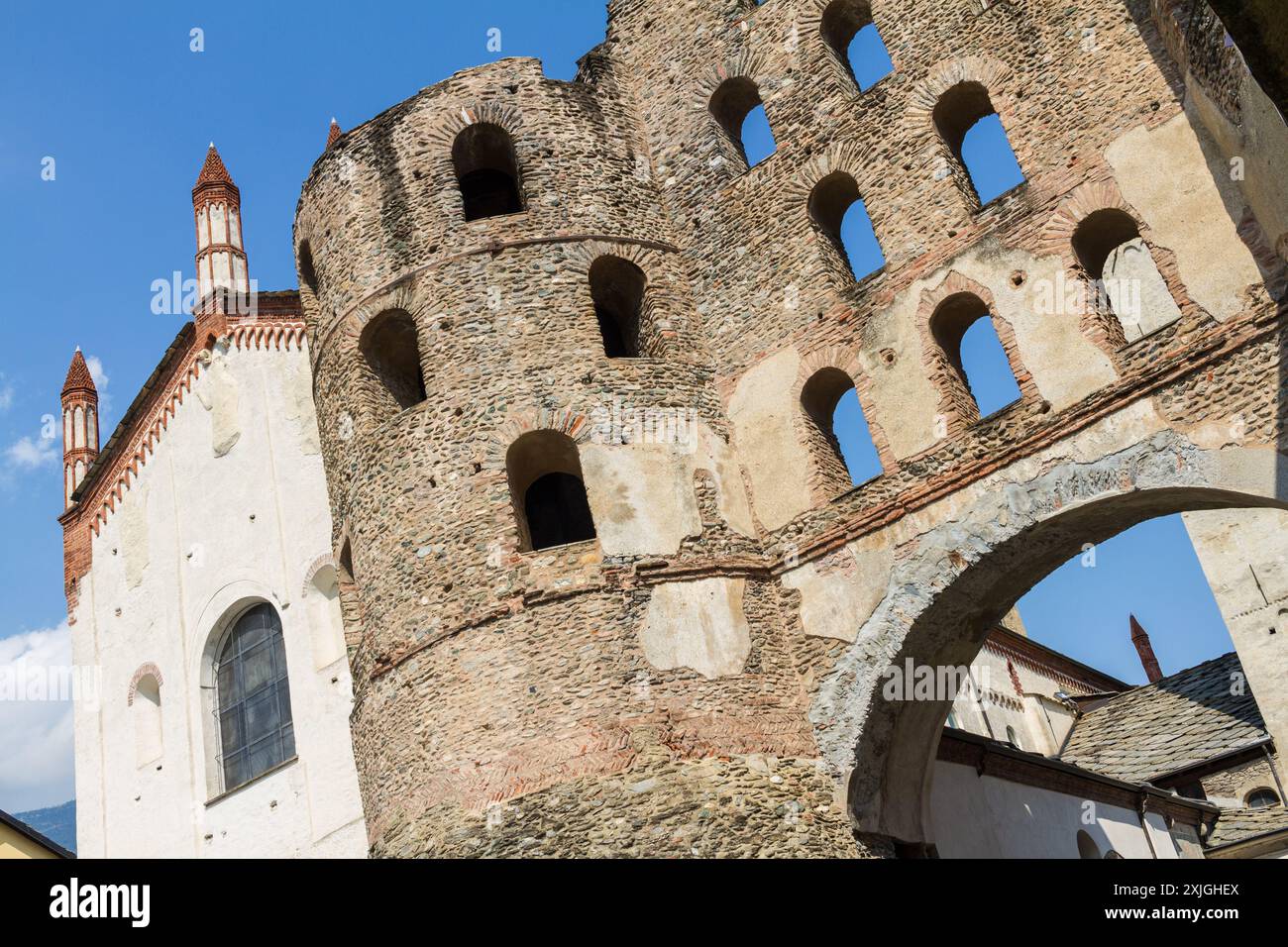 Kathedrale von San Giusto und das römische Tor von Porta Savoia, aus dem 4. Jahrhundert n. Chr., in Susa, einem typisch italienischen Dorf voller Geschichte. Stockfoto