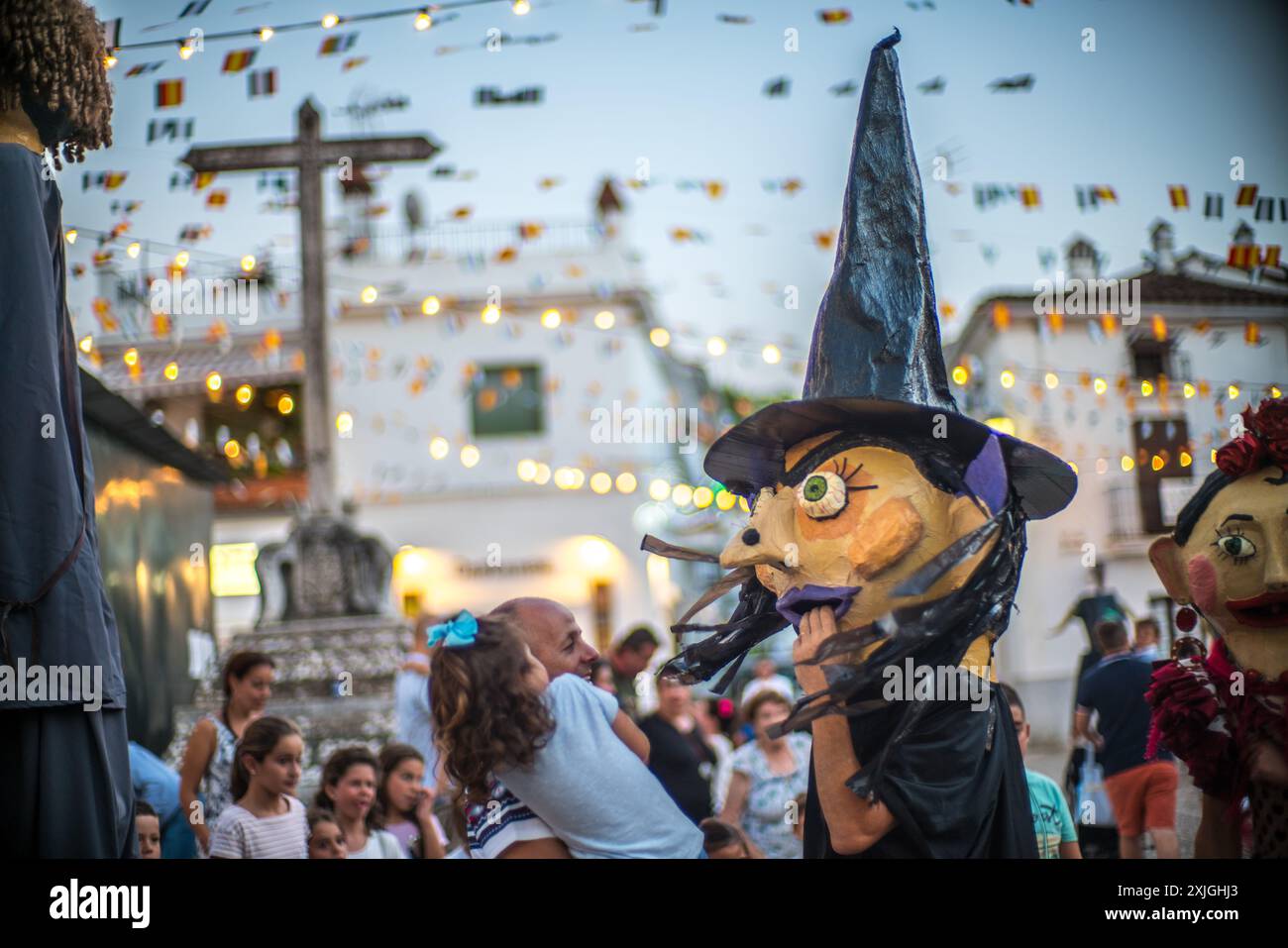 Eine lebhafte Feier in Fuenteheridos, Huelva, mit der traditionellen Gigantes y Cabezudos Parade. Familien kommen zusammen, um die Feierlichkeiten und die Feierlichkeiten zu genießen Stockfoto