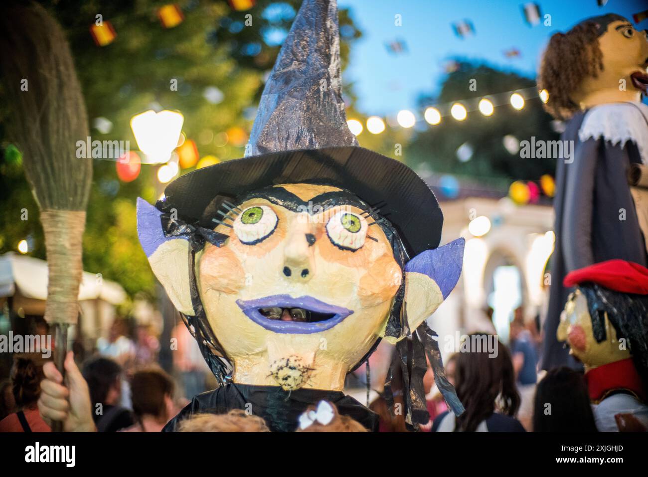 Buntes Festival mit gigantes y Cabezudos in Fuenteheridos, Huelva, Andalusien. Traditionelle spanische Feier mit lebhaften Kostümen und fröhlichem Atmo Stockfoto