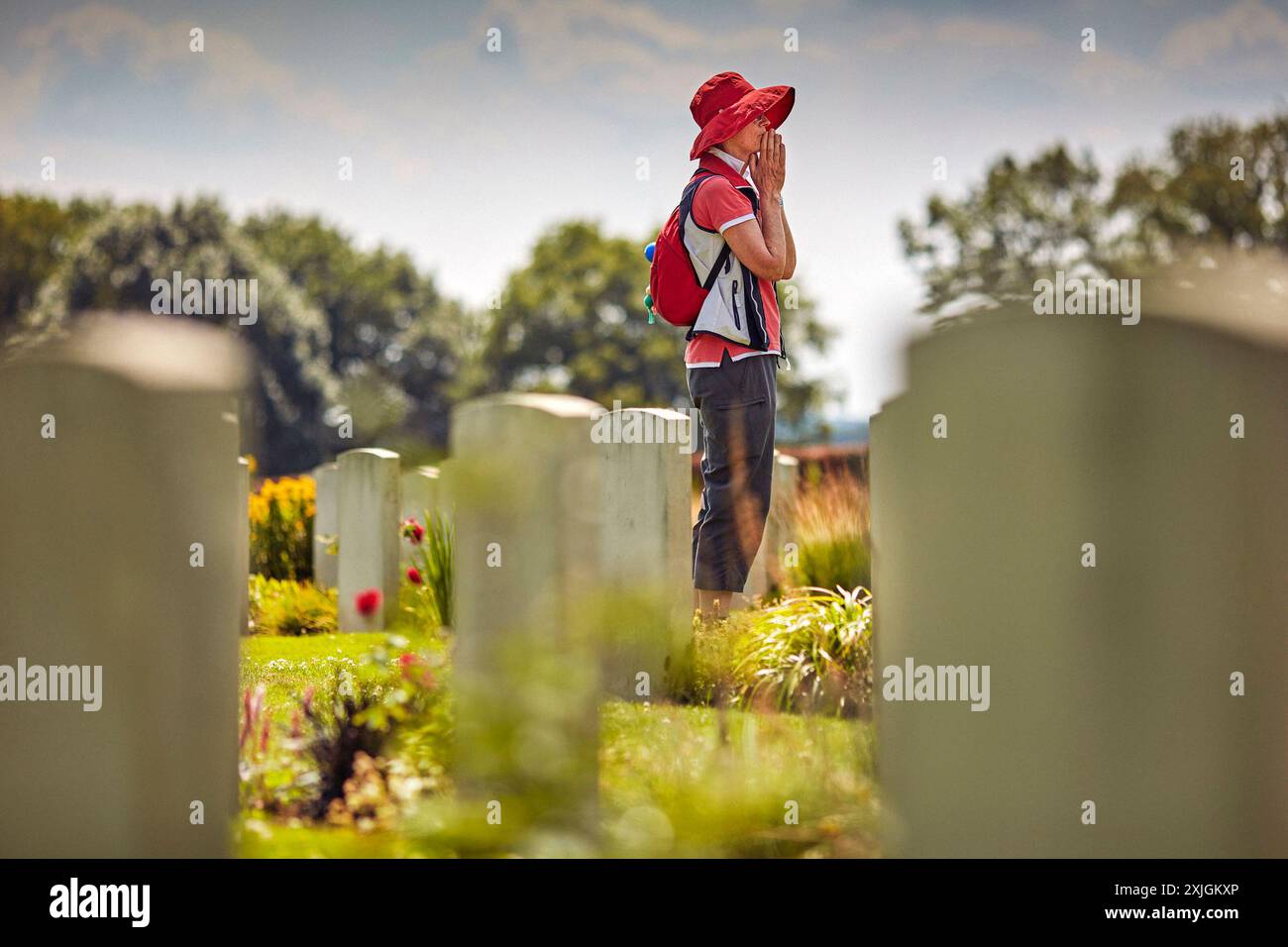 Groesbeek, Niederlande. Juli 2024. Ein Teilnehmer an den 4Days Marches auf dem Groesbeek Canadian war Cemetery. Auf dem Friedhof befinden sich die Gräber von 2.619 Soldaten, die im Zweiten Weltkrieg ums Leben kamen. Die Wanderer stehen vor dem Opferkreuz, einem Kreuz aus Portland-Stein mit einem Metallschwert auf der Oberseite. Dieses Jahr ist 80 Jahre her, dass in Groesbeek im Rahmen der Operation Market Garden ein großangelegter Luftangriff stattfand. (Foto: Norbert Voskens/SOPA Images/SIPA USA) Credit: SIPA USA/Alamy Live News Stockfoto