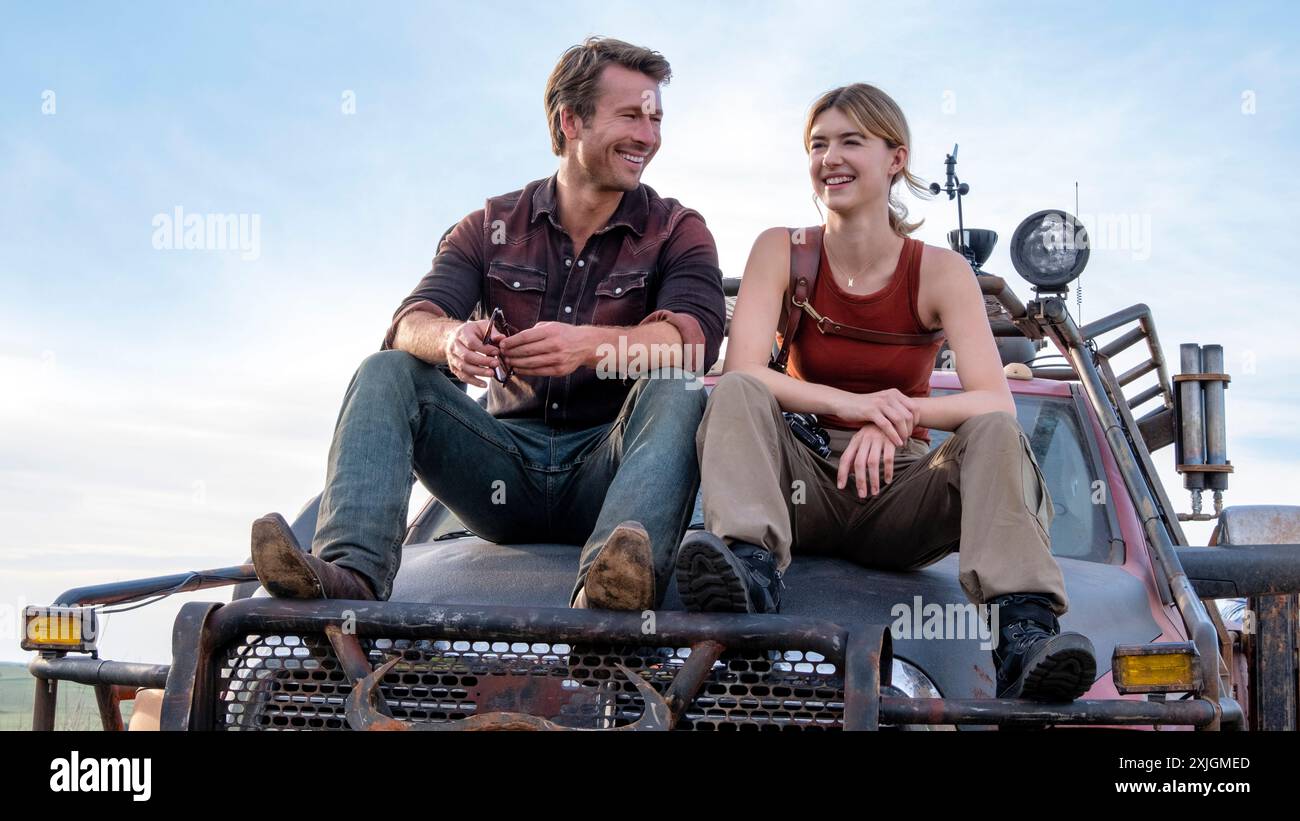 Twisters (2024) unter der Regie von Lee Isaac Chung mit Daisy Edgar-Jones als Kate und Glen Powell als Tyler. Sturmjäger und rücksichtsloser Social-Media-Superstar Tyler Owens kollidieren, als schreckliche Phänomene ausgelöst werden, die noch nie zuvor gesehen wurden. Werbefoto***NUR REDAKTIONELLE VERWENDUNG***. Quelle: BFA / Melinda Sue Gordon / Warner Bros Stockfoto