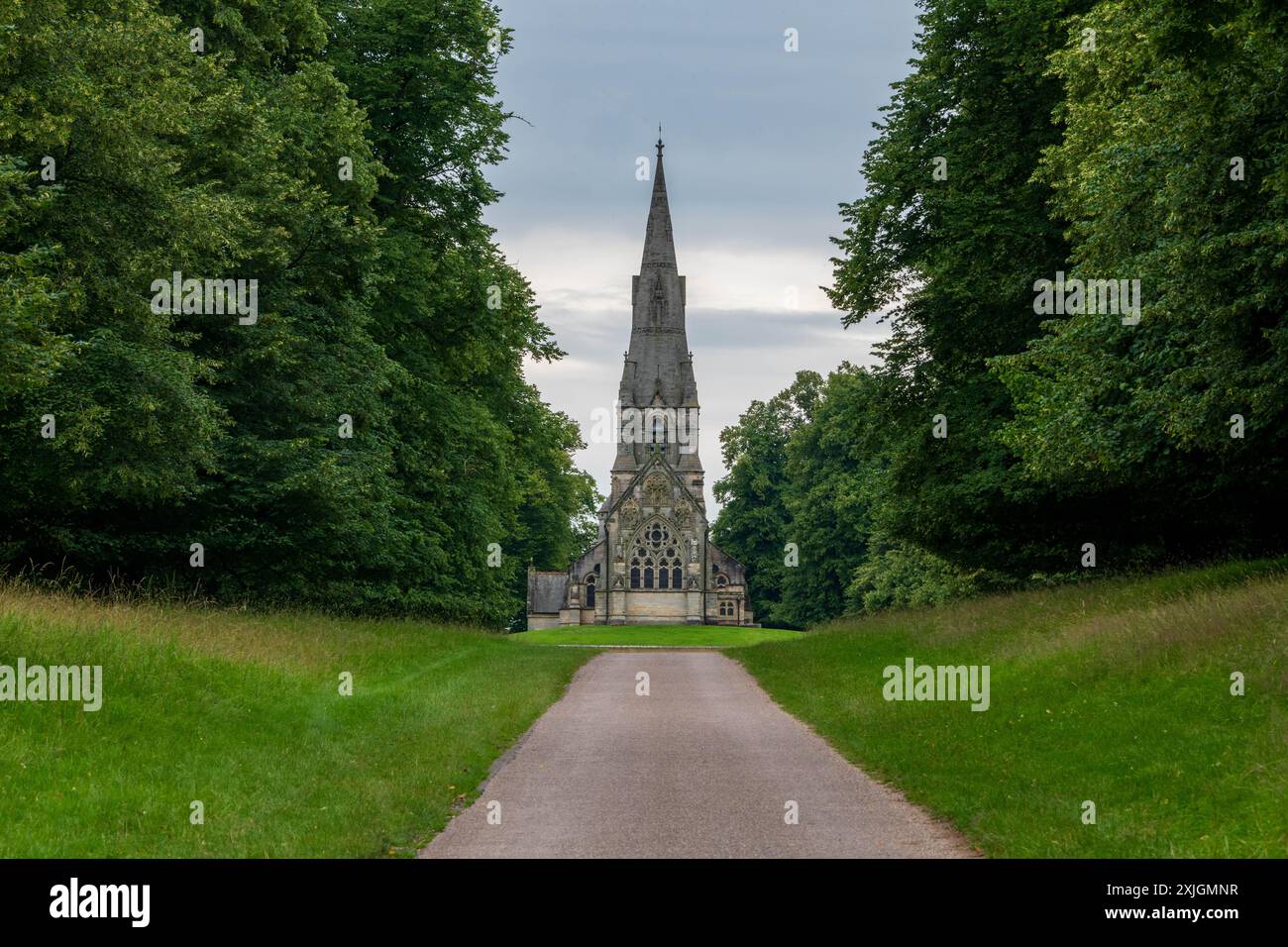 Ripon, North Yorkshire, 18. Juli 2024. Die St. Mary’s Church ist vom Studley Royal Park aus zu sehen Stockfoto