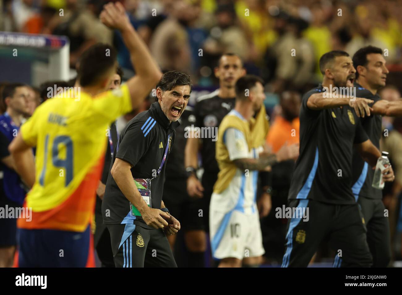 Der argentinische Trainer Roberto Ayala (C) gibt am 14. Juli 2024 im Finale der Copa América USA 2024 gegen Kolumbien im Hard Rock Stadium den nächsten Stürmer Lionel Messi. Stockfoto