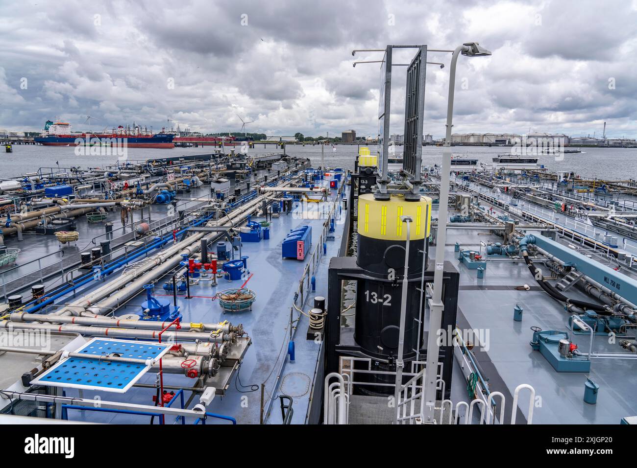 Binnentankschiffe, die auf neue Fracht warten, im Petroleumhaven, Seehafen Rotterdam, Maasvlakte, Rotterdam Niederlande, Stockfoto