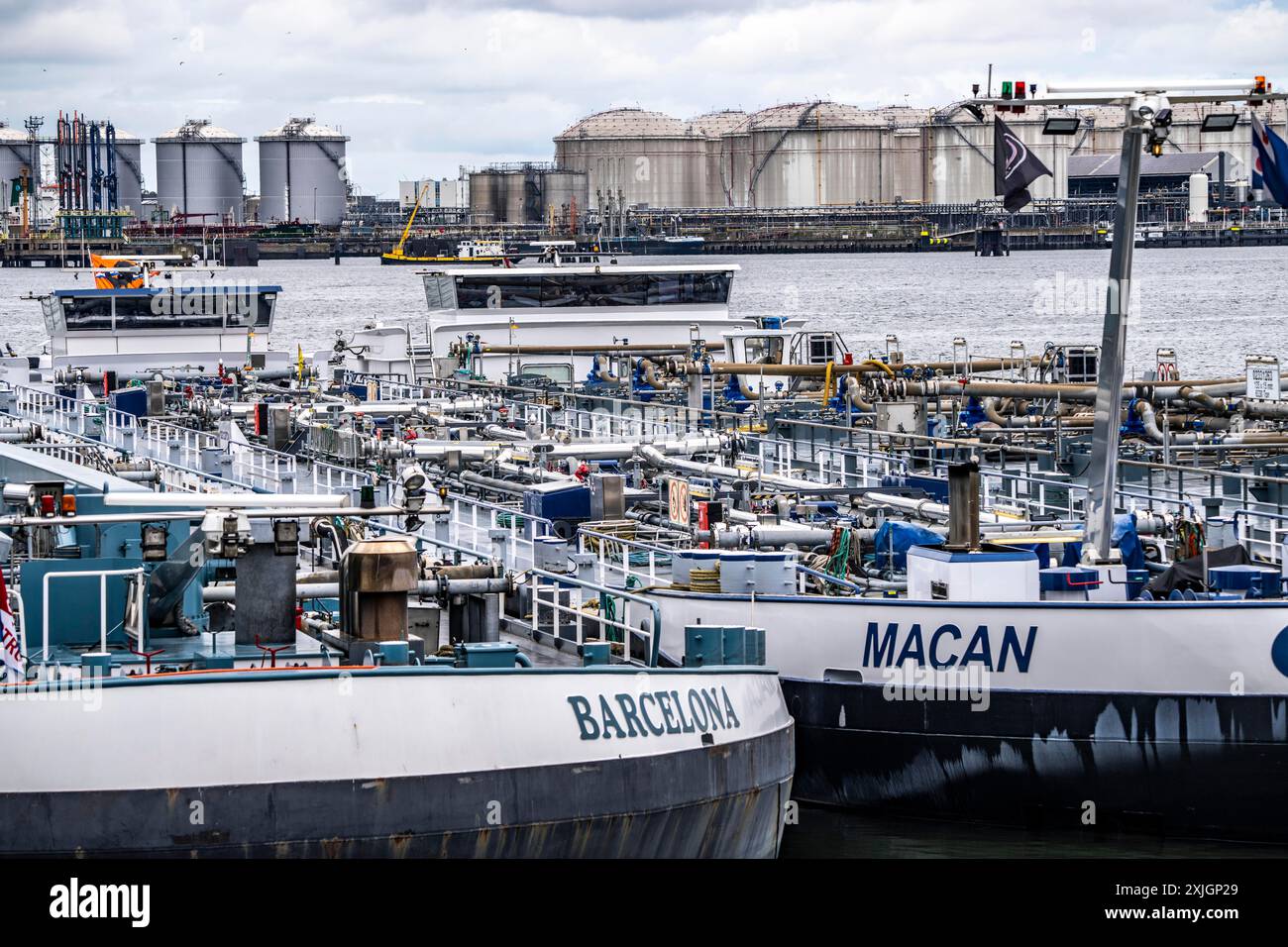 Binnentankschiffe, die auf neue Fracht warten, im Petroleumhaven, Seehafen Rotterdam, Maasvlakte, Rotterdam Niederlande, Stockfoto