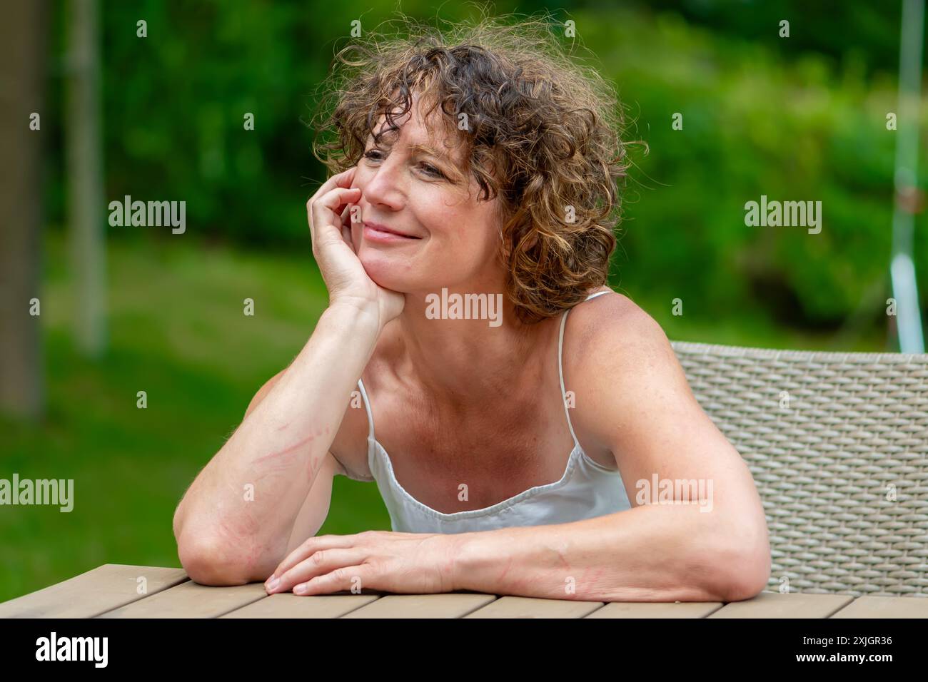 Frau, die sich an einem sonnigen Tag im Freien erholt Stockfoto