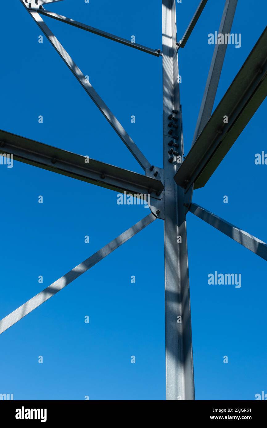 Schraubverbindungen von Stahlelementen des Aussichtsturms. Konstruktionsdetails aus verzinktem Stahl vor blauem Himmel. Stockfoto