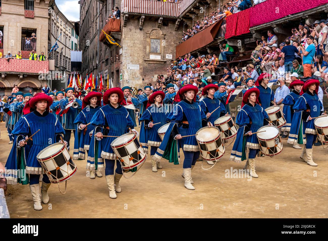 Lokale Musiker Nehmen An Der Historischen Prozession (Corteo Storico) Teil, Die Dem Palio-Pferderennen In Siena, Toskana, Italien, Vorausgeht. Stockfoto