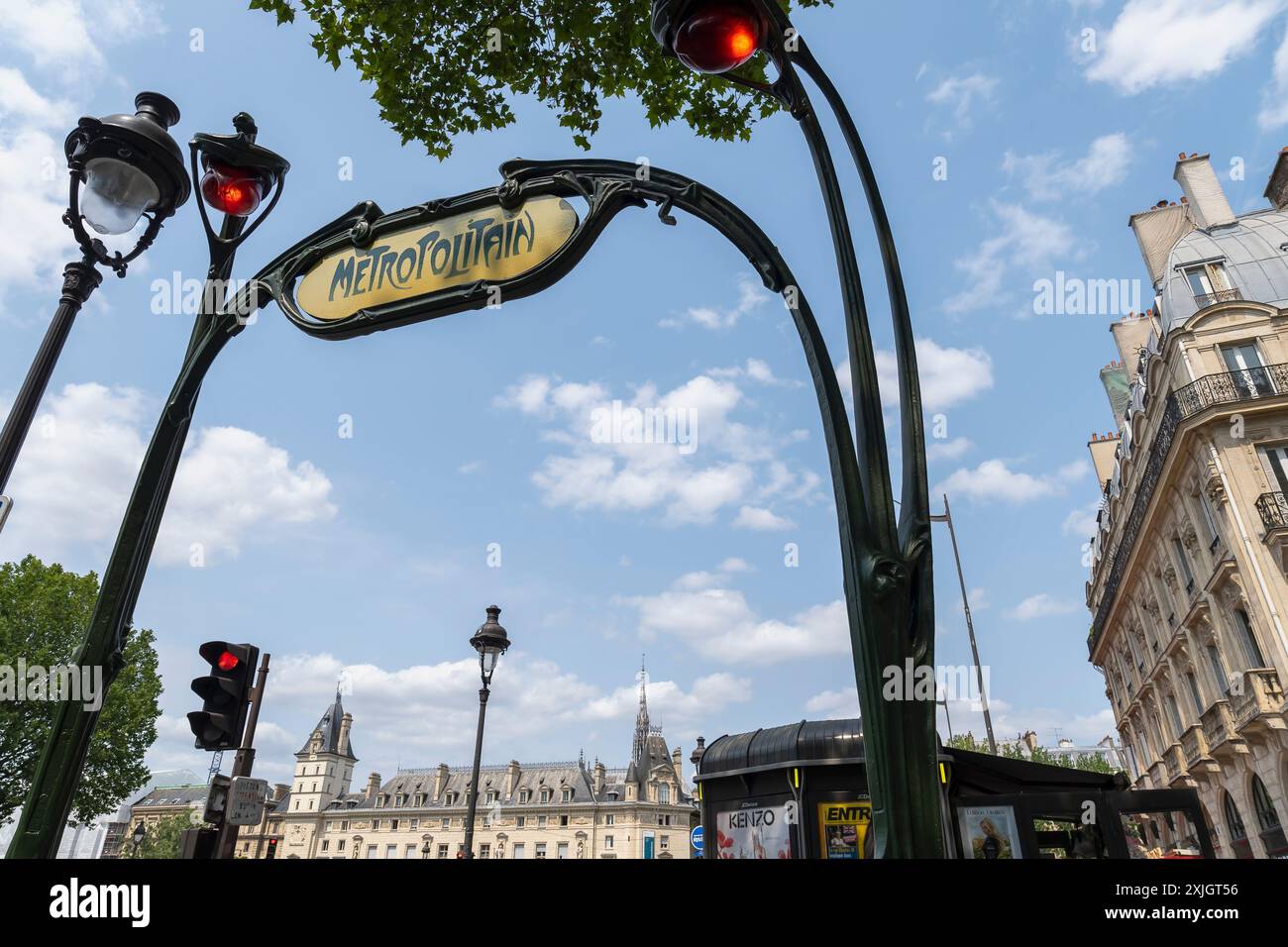 Typisches Pariser Jugendstil-U-Bahn-Eingangsschild, Metropolitansymbol. Öffentliche Verkehrsmittel. Paris, Ile de France, Frankreich, Europa, Europäische Union, EU Stockfoto