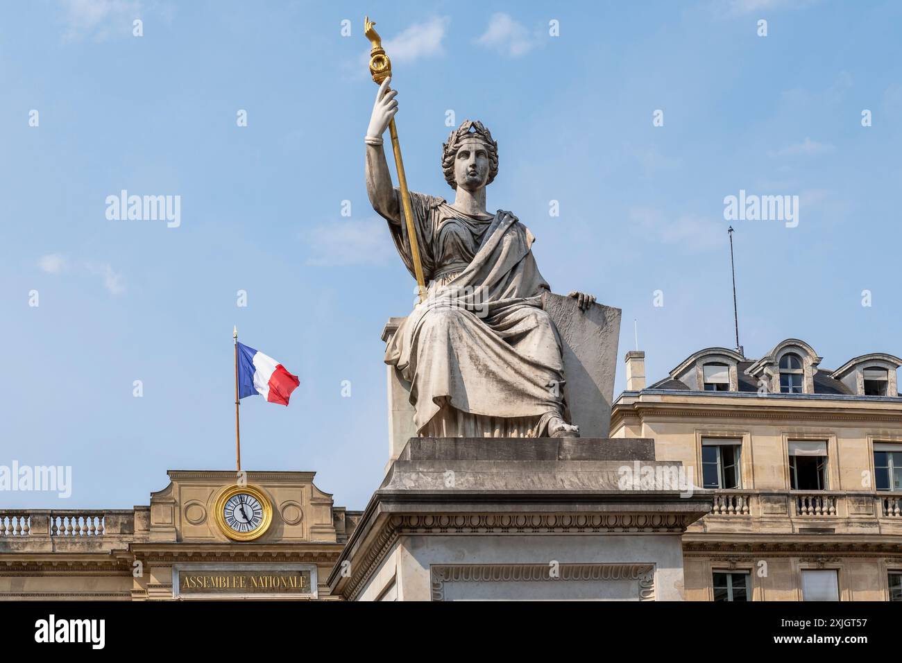 Assemblée Nationale (Französische Nationalversammlung) Parlament. Statue Des Gesetzes. Place du Palais Bourbon. Französische Flagge. Paris, Frankreich, Europa EU – Kopierraum Stockfoto