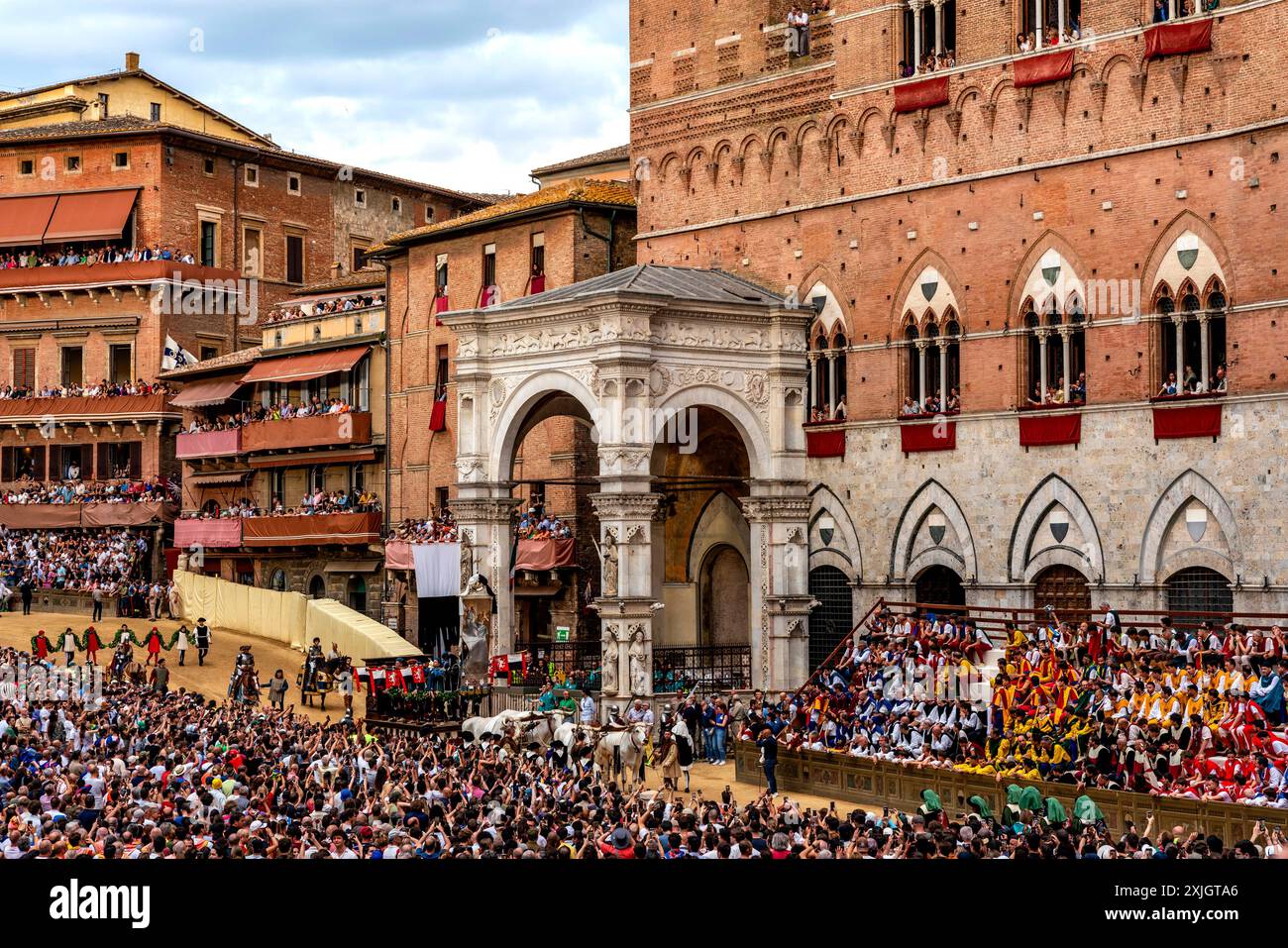 Die Piazza del Campo wurde kurz vor dem Start des Pferderennens Palio in Siena, Toskana, Italien, fotografiert. Stockfoto