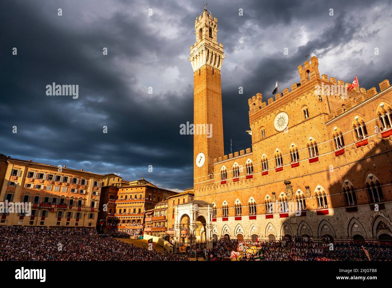 Die Piazza del Campo wurde kurz vor dem Start des Pferderennens Palio in Siena, Toskana, Italien, fotografiert. Stockfoto