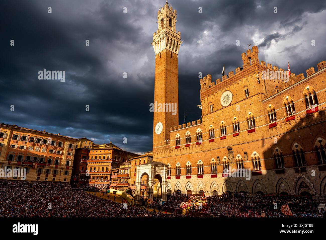 Die Piazza del Campo wurde kurz vor dem Start des Pferderennens Palio in Siena, Toskana, Italien, fotografiert. Stockfoto