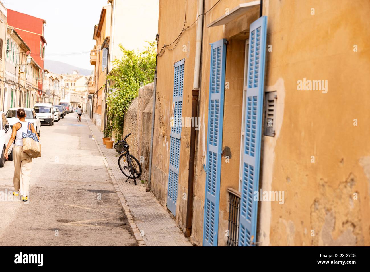 Spanische Straße mit altem Fahrrad an einer Wand Stockfoto