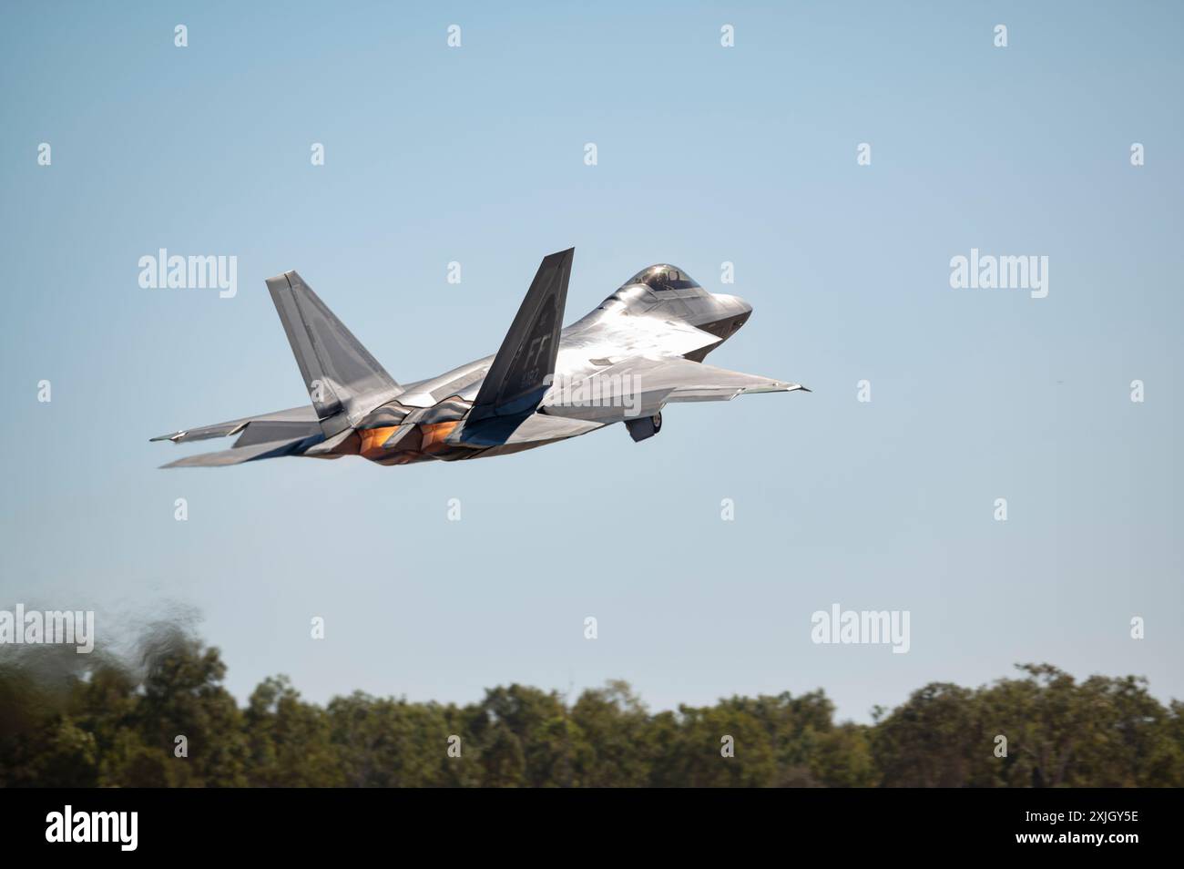 Ein F-22 Raptor der US Air Force, der der 27th Expeditionary Fighter Squadron zugewiesen ist, startet am 17. Juli 2024 zu einem lokalen Einsatz während der Übung Pitch Black auf der Royal Australian Air Force Base Tindal, Australien. Pitch Black ist die erste Flugübung der RAAF und findet seit 1981 statt. (Foto der U.S. Air Force von Staff Sgt. Spencer Tobler) Stockfoto