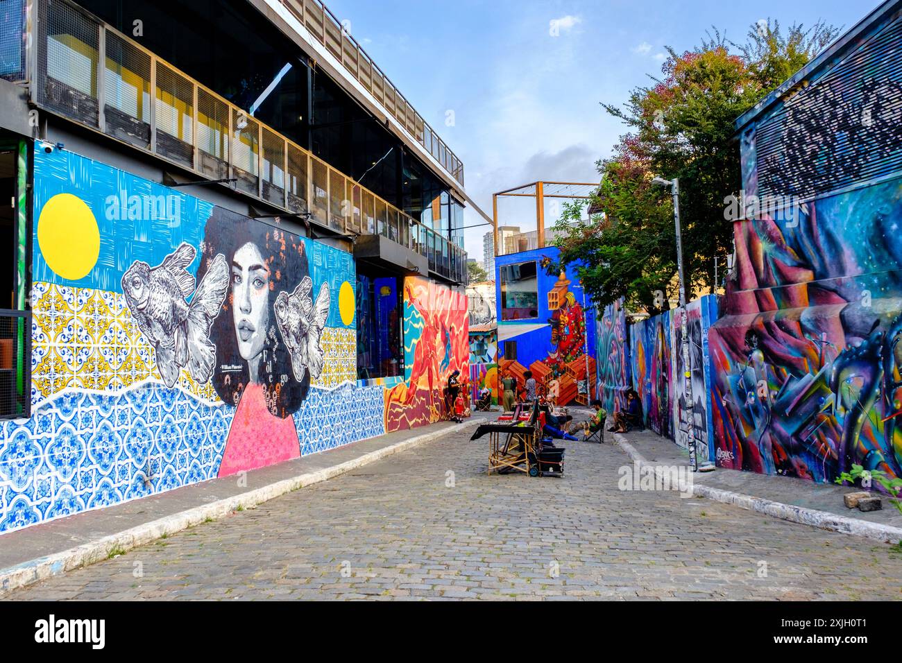 Brasilianische Straßenkunst- und Graffiti-Gemälde, Menschen und Wandbilder im Beco do Batman, Batman Alley, Vila Madalena Viertel, São Paulo, Brasilien Stockfoto