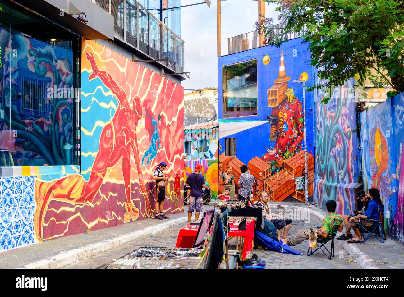 Menschen aus Brasilien, brasilianische Straßenkunst- und Graffiti-Gemälde, Wandmalereien im Beco do Batman, Batman Alley, Vila Madalena Viertel, São Paulo, Brasilien Stockfoto