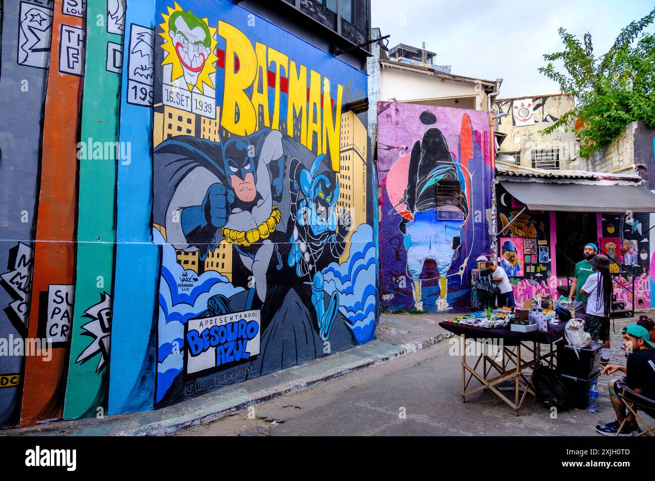 Menschen, brasilianische Straßenkunst und Graffiti, Wandmalereien im Beco do Batman, Batman Alley, Vila Madalena Viertel, São Paulo, Brasilien Stockfoto
