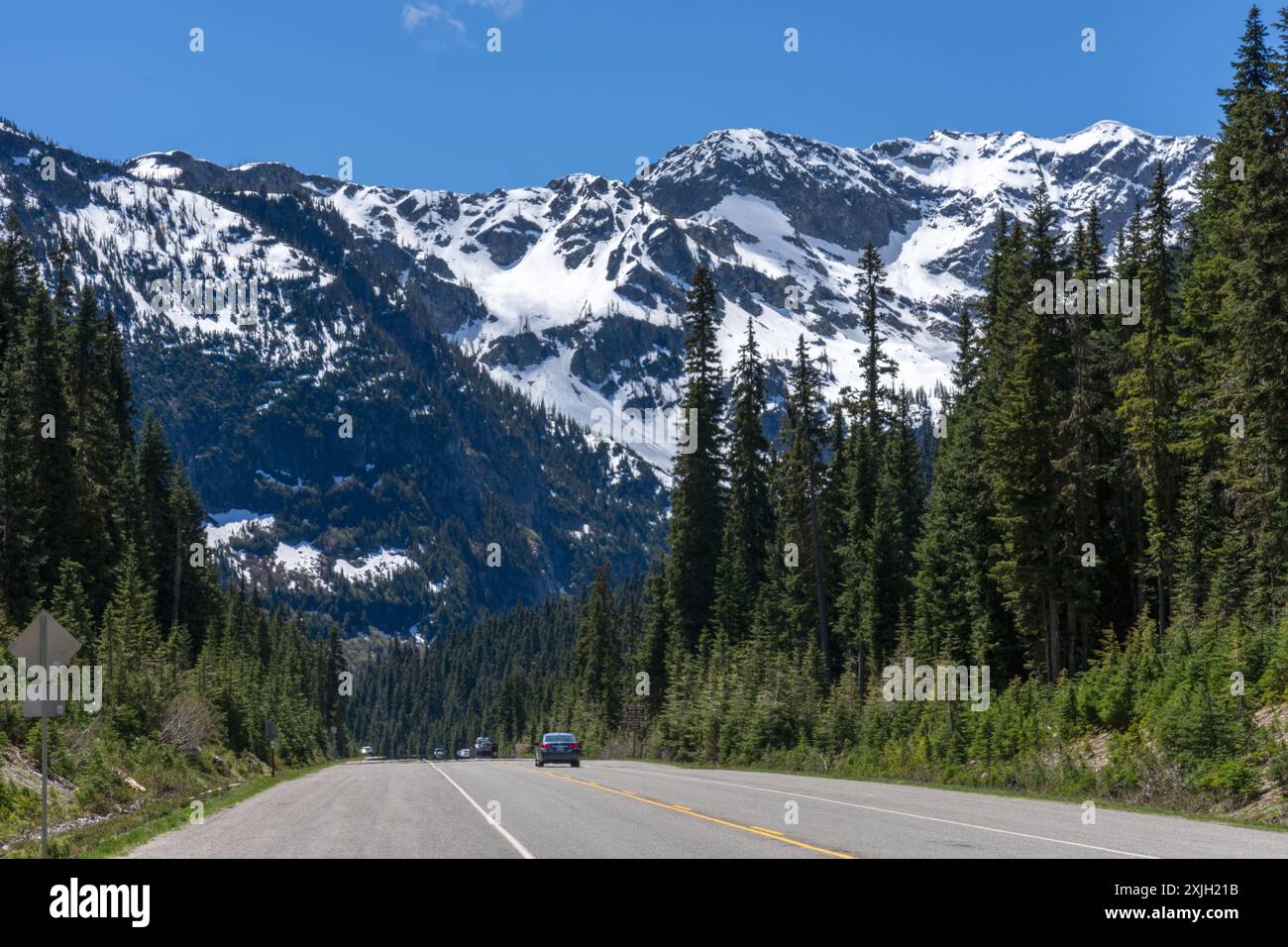 North Cascades National Park, Washington, USA. Schneebedeckte Berggipfel und Route 20 Highway in der Nähe des Rainy Lake Trail Stockfoto