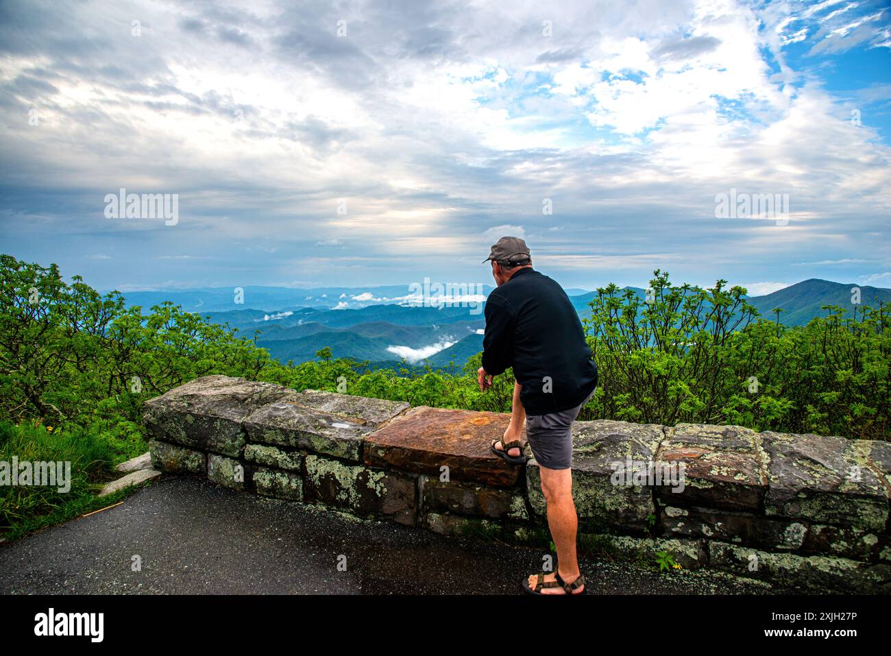 Männliche Einzelpersonen halten an einem Aussichtspunkt entlang des Blue Ridge Parkway in North Carolina, Stockfoto