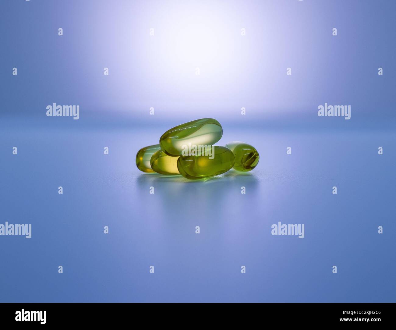 Omega-3-Kapseln in pyramidenförmigem Stapel auf weißem Hintergrund. Stockfoto