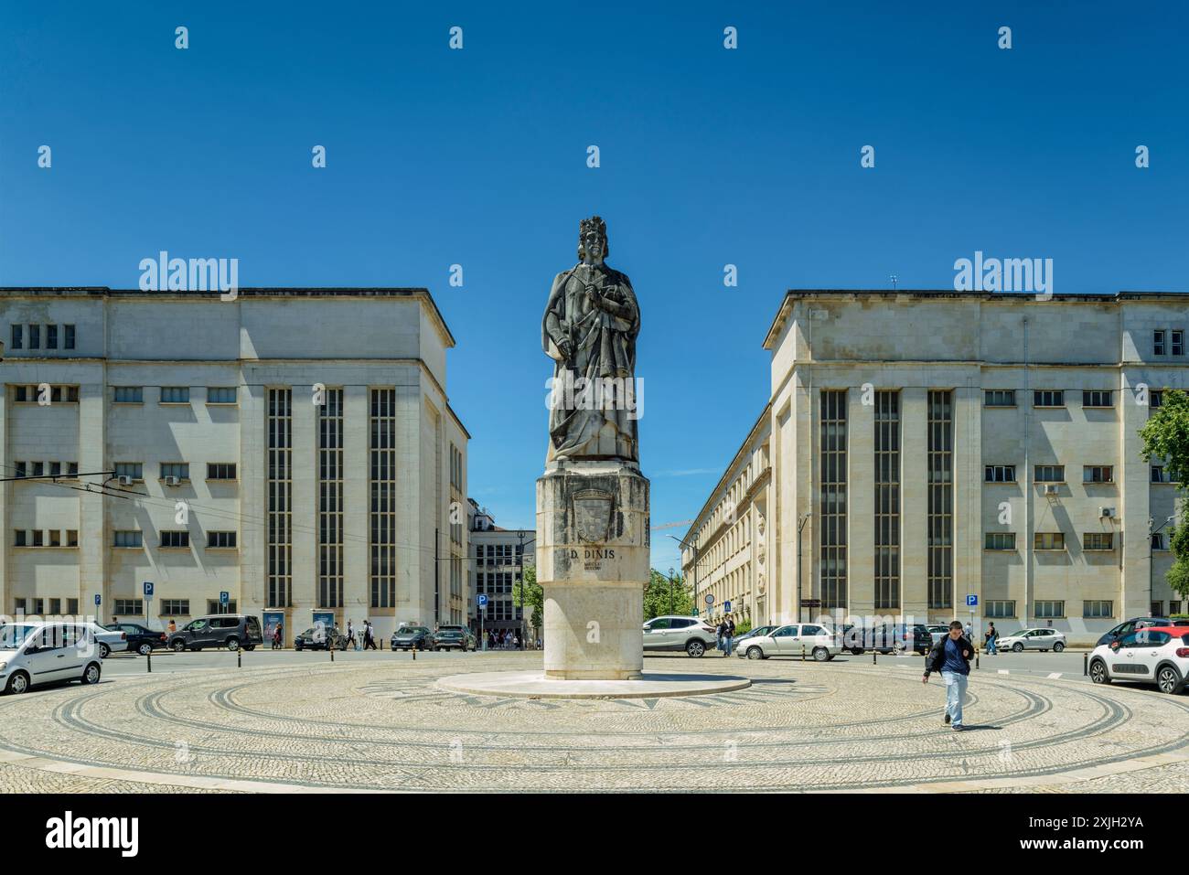 Auf dem Dom-Dinis-Platz befindet sich die Statue von König Dinis, dem Gründer des Universitätscampus im 13. Jahrhundert in der portugiesischen Universitätsstadt Coimbra. Stockfoto