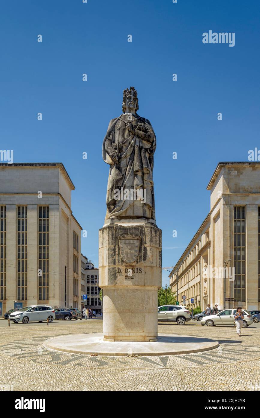 Auf dem Dom-Dinis-Platz befindet sich die Statue von König Dinis, dem Gründer des Universitätscampus im 13. Jahrhundert in der portugiesischen Universitätsstadt Coimbra. Stockfoto