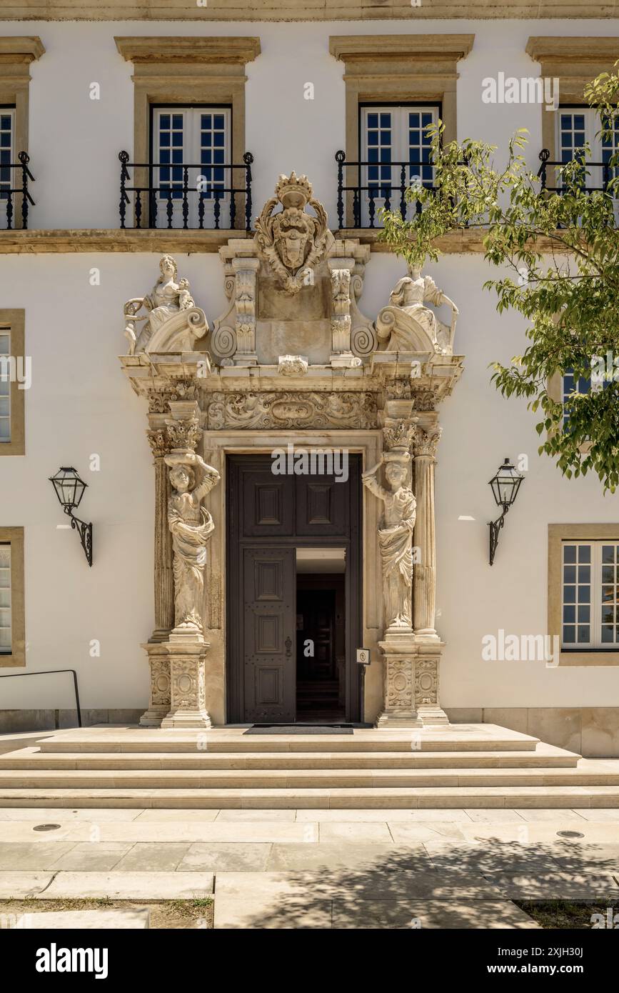 Eingangstür zum Gebäude des Instituts für Bank-, Börsen- und Versicherungsrecht - Universität der Stadt Coimbra, Portugal, Europa. Stockfoto