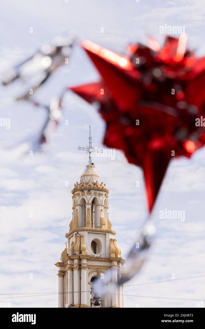 Nachmittagsblick auf die historische Kirche aus der Kolonialzeit des Stadtzentrums von Ajijic, Jalisco, Mexiko. Stockfoto