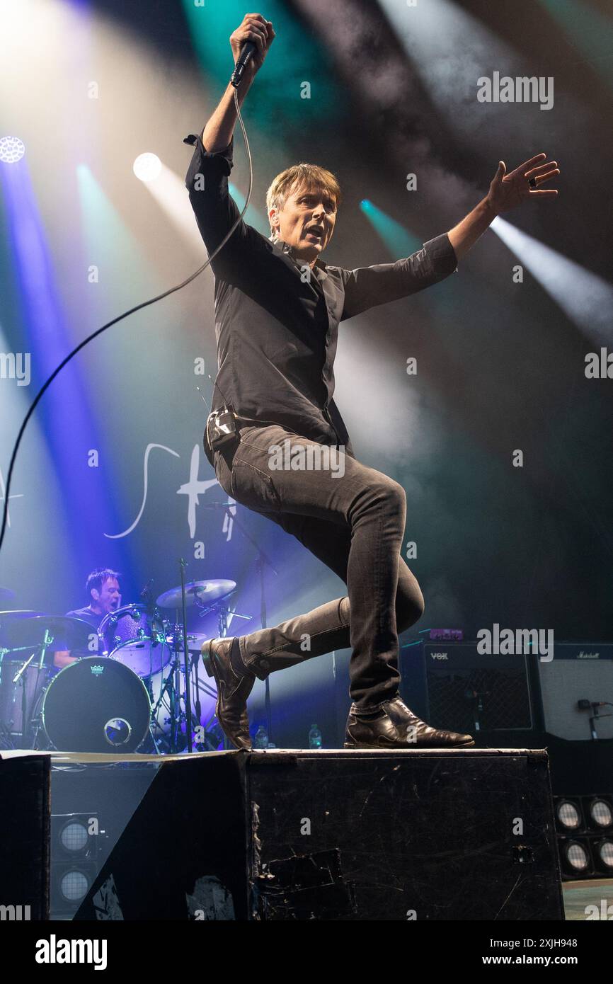 London, Großbritannien. Juli 2024. Leadsänger Brett Anderson von der englischen Rockband Suede tritt im Alexandra Palace Park auf. Quelle: Justin Ng/Alamy Live News Stockfoto