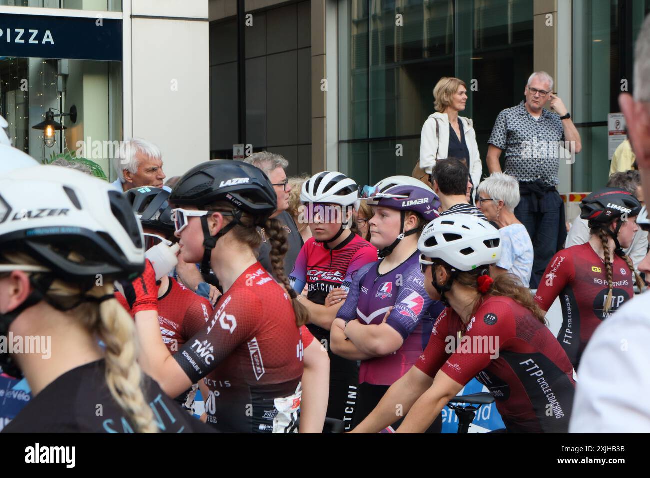 British Cycling Grand Prix, Stadtzentrum von Sheffield England Großbritannien 2024 Radrennen Sportveranstaltung Damen Elite Circuit Serie Wettbewerber, die Radfahrer anstehen Stockfoto